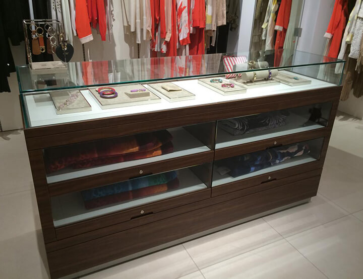 clothing store displays for accessories